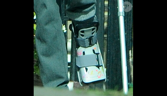 Lara Stone marche avec des béquilles avec une attelle au pied dans la rue dans le nord de Londres, le 12 mars 2015, tout juste séparée de son mari David Walliams.