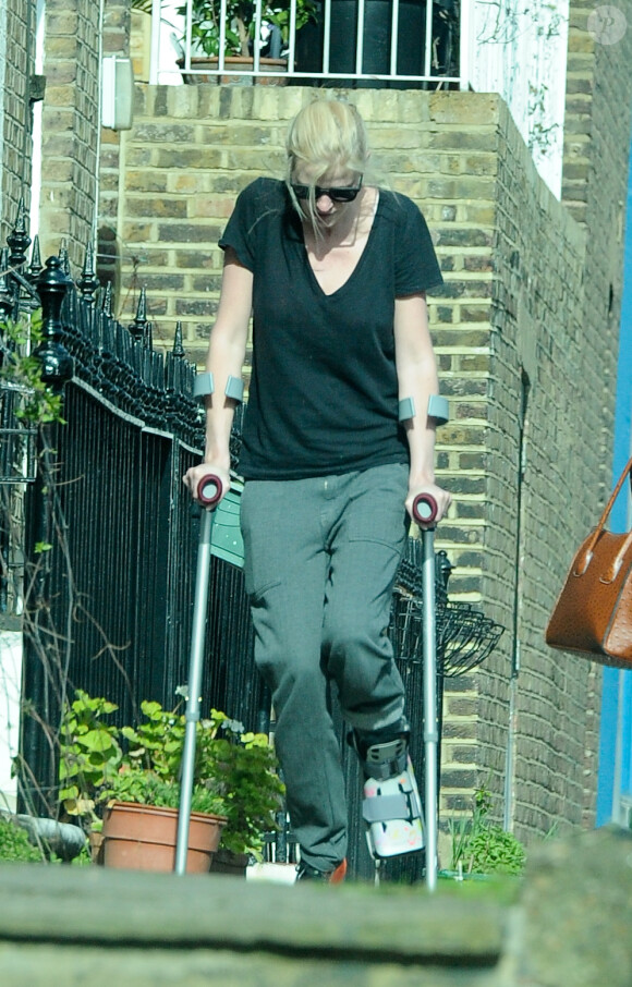 Lara Stone marche avec des béquilles avec une attelle au pied dans la rue dans le nord de Londres, le 12 mars 2015, tout juste séparée de son mari David Walliams.