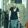 Lara Stone marche avec des béquilles avec une attelle au pied dans la rue dans le nord de Londres, le 12 mars 2015, tout juste séparée de son mari David Walliams.