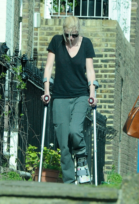 Lara Stone marche avec des béquilles avec une attelle au pied dans la rue dans le nord de Londres, le 12 mars 2015, tout juste séparée de son mari David Walliams.