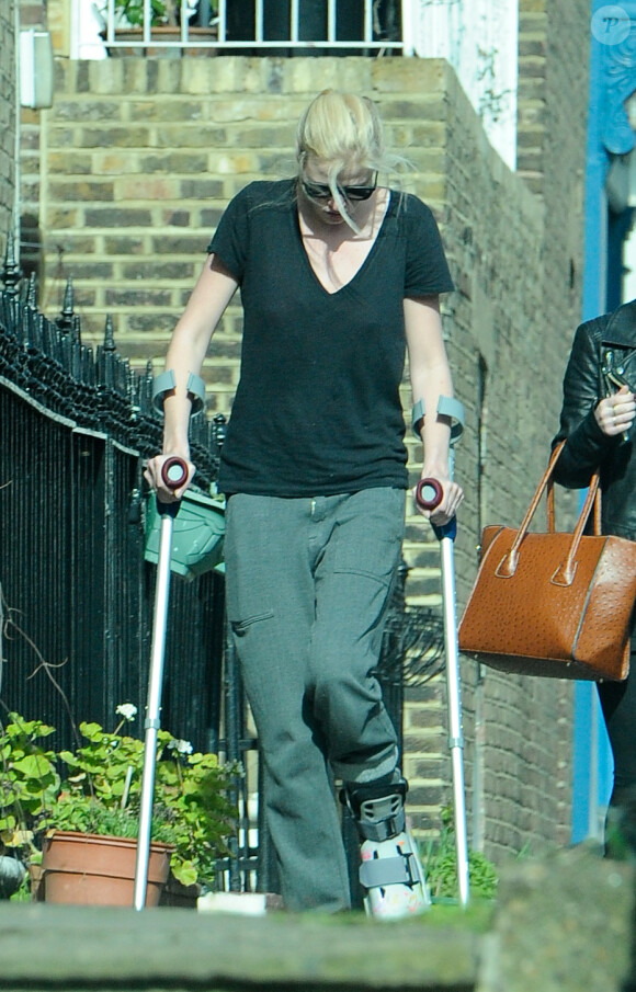 Lara Stone marche avec des béquilles avec une attelle au pied dans la rue dans le nord de Londres, le 12 mars 2015, tout juste séparée de son mari David Walliams.