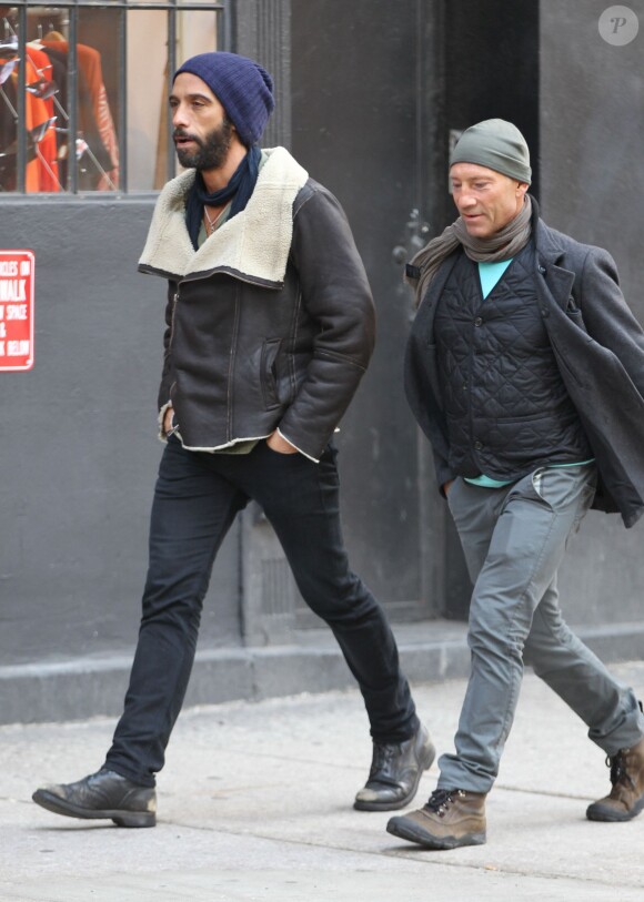 Carlos Leon se balade avec un ami dans les rues de New York, le 3 mars 2012