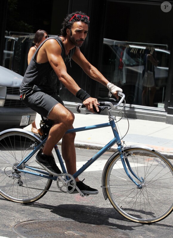 Carlos Leon à vélo dans les rues de New york, le 22 juillet 2010