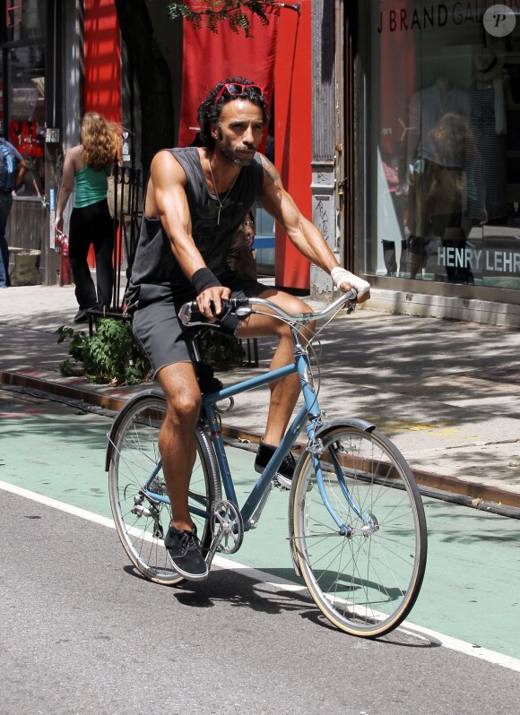 Carlos Leon à vélo dans les rues de New york, le 22 juillet 2010