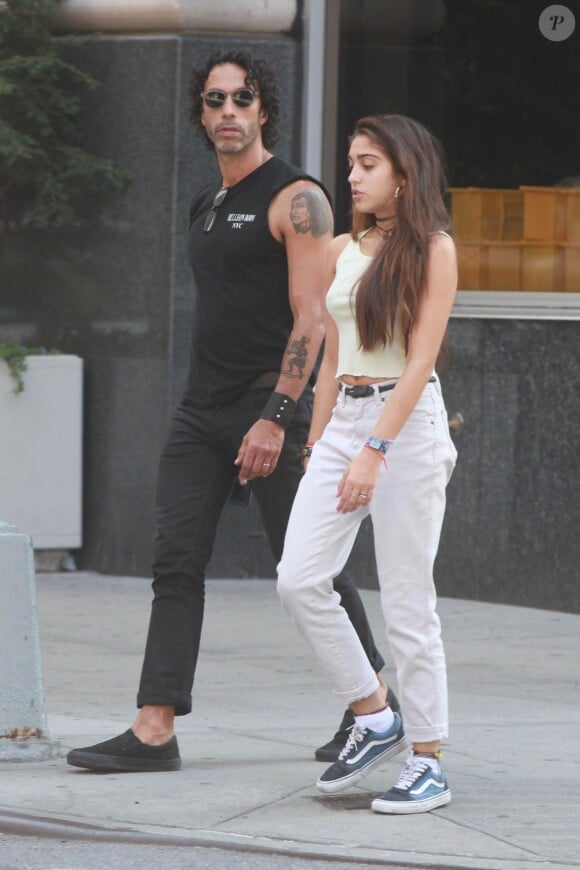 Lourdes Leon se promène dans les rues de New York avec son père Carlos Leon, le 28 septembre 2014.