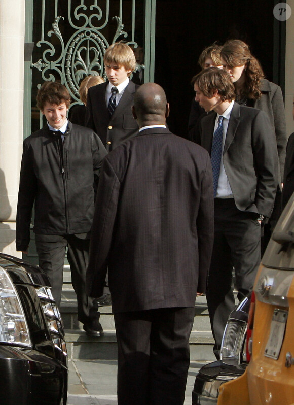 Les fils de Natasha Richardson et Liam Neeson's sons Micheal, 13, et Daniel, 12, quittant l'hommage à leur mère à New York le 20 mars 2009