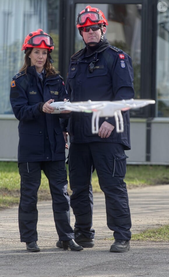 La princesse Marie de Danemark s'initie au pilotage de drones sur le site de la DEMA (Agence danoise de gestion des urgences) à Hedehusene le 13 mars 2015.