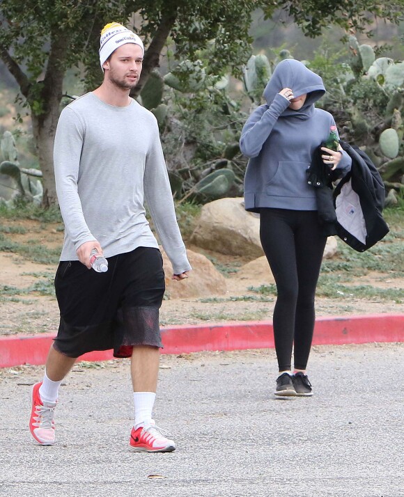 Miley Cyrus et son petit ami Patrick Schwarzenegger ainsi que Nicole Richie font une randonnée à Hollywood, Los Angeles, le 27 février 2015. 