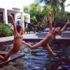 Jade et Joy jouant dans la piscine de leurs parents, Laeticia et Johnny Hallyday, à Los Angeles, dimanche 15 mars 2015
