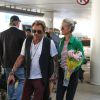 Laeticia Hallyday de retour à Los Angeles le 13 mars 2015. Johnny Hallyday l'attendait à l'aéroport avec un bouquet de roses. La jeune femme venait de passer quelques jours à Paris et Gstaad.