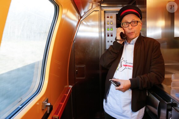 Exclusif - Fabrice Luchini annonce aux passagers du train le but de l'opération T'rein - Opération T'rein dans le cadre de la journée mondiale du rein à bord du TGV Paris-Marseille le 12 mars 2015.