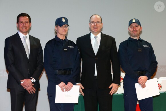Le Prince Albert II de Monaco participe à la cérémonie de remise des diplômes de la Croix Rouge monégasque en compagnie du docteur Mathieu Liberatore à l'auditorium Rainier III à Monaco, le 16 mars 2015.