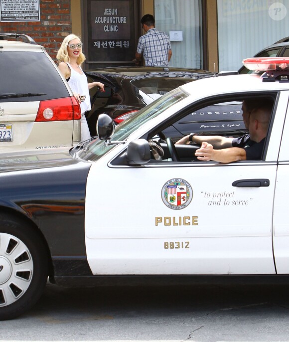 La chanteuse américaine Gwen Stefani a appelé la police pour signaler un homme qui la suivait alors qu'elle se rendait à sa séance d'acupuncture avec son fils Apollo, à Los Angeles, le 16 mars 2015. 