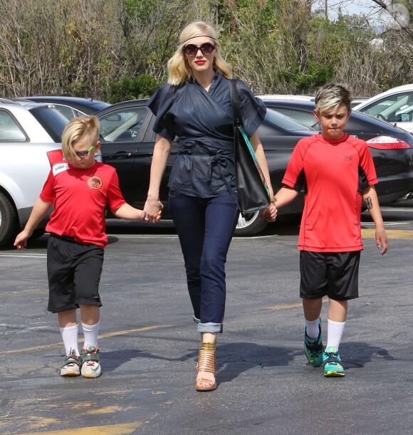 Gwen Stefani va déjeuner au restaurant avec ses fils Kingston et Zuma à Los Angeles, le 15 mars 2015.