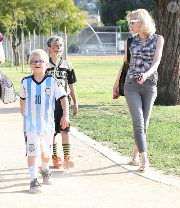 Gwen Stefani emmène ses enfants Kingston, Zuma et Apollo à un match de football à Studio City, le 14 mars 2015