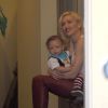 Gwen Stefani manque de tomber dans la rue à la sortie d'un salon d'acuponcture à Los Angeles. La nounou porte le petit Apollo dans ses bras. Le 13 mars 2015 