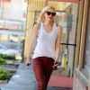 Gwen Stefani manque de tomber dans la rue à la sortie d'un salon d'acuponcture à Los Angeles. La nounou porte le petit Apollo dans ses bras. Le 13 mars 2015 