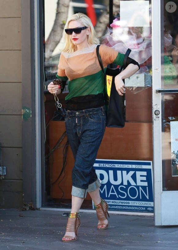 Gwen Stefani rencontre des fans à la sortie d'un salon de manucure à West Hollywood, le 12 mars 2015