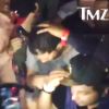 Un admirateur trop envahissant a caressé les cheveux de Drake à la sortie d'une boîte de nuit à Dubaï, et s'est fait malmené par les gardes du corps du rappeur. Le 14 mars 2015.
