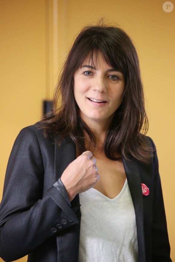 La présentatrice Estelle Denis à l'école à Chatou (Yvelines) pour la dictée ELA le 13 octobre 2014.