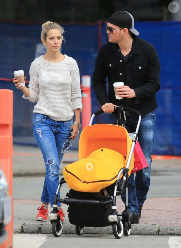 Michael Buble , sa femme Luisana Lopilato et leur fils Noah (poussette Bugaboo) font du shopping à Vancouver Le 18 octobre 2014 