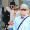 Michael Buble , sa femme Luisana Lopilato et leur fils Noah font du shopping à Vancouver Le 18 octobre 2014