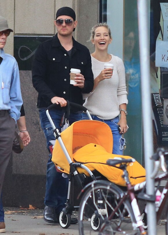 Michael Buble , sa femme Luisana Lopilato et leur fils Noah (poussette Bugaboo) font du shopping à Vancouver Le 18 octobre 2014
