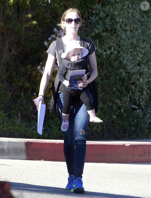 Exclusif - Emily Blunt se balade avec sa fille Hazel dans les rues de Los Angeles, le 23 janvier 2015