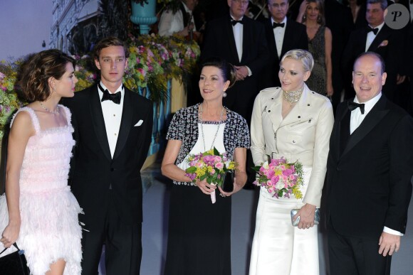 La princesse Caroline de Hanovre, la princesse Charlene et le prince Albert II de Monaco au Bal de la Rose 2013, sur le thème de la Belle Epoque.