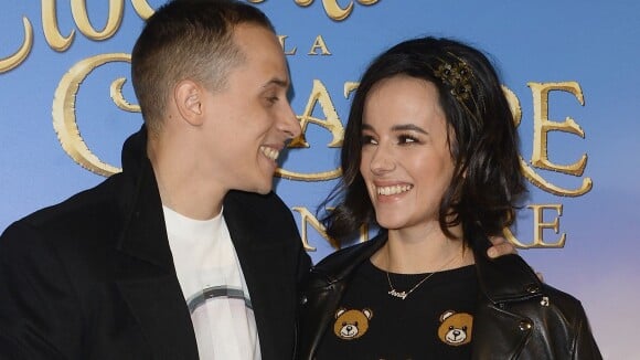 Alizée, sublime fée au bras de son Grégoire, devant Elodie Gossuin et Lorie