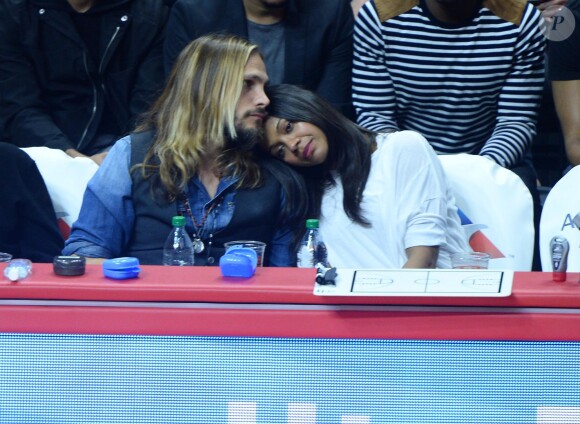 L'actrice Zoe Saldana, sa soeur Cisely, son mari Marco Perego et Jared Lehr regardent le match de basket-ball opposant L.A. Clippers et Washington à Los Angeles, le 20 mars 2015.