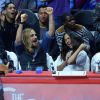 Zoe Saldana, sa soeur Cisely, son mari Marco Perego et Jared Lehr regardent le match de basket-ball opposant L.A. Clippers et Washington à Los Angeles, le 20 mars 2015.