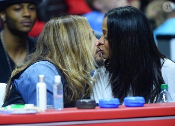 Zoe Saldana, sa soeur Cisely, son mari Marco Perego et Jared Lehr regardent le match de basket-ball opposant L.A. Clippers et Washington à Los Angeles, le 20 mars 2015