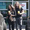 Exclusif - Zoe Saldana et son mari Marco Perego à la sortie d'un Starbucks à Marina Del Rey, Los Angeles, le 16 mars 2015
