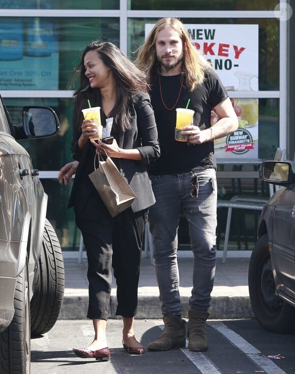 Exclusif - Zoe Saldana et son mari Marco Perego à la sortie d'un Starbucks à Marina Del Rey, Los Angeles, le 16 mars 2015