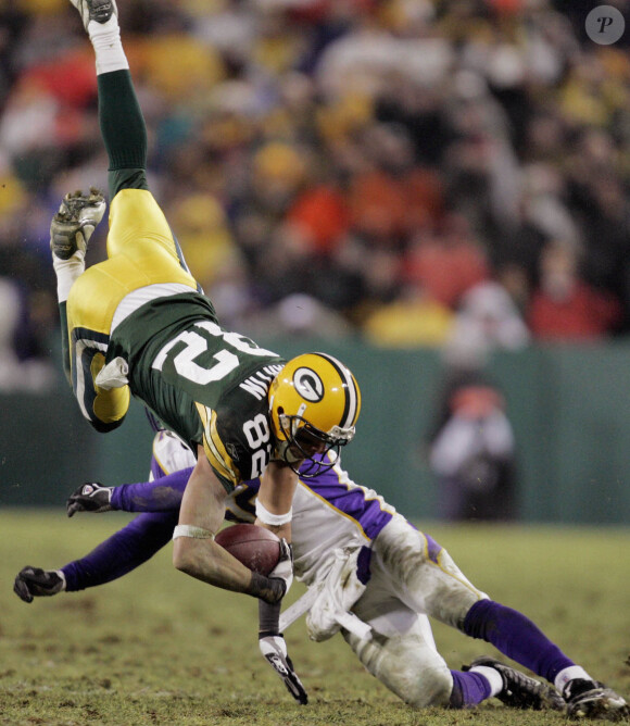 Darren Sharper (arrirèe-plan), safety des Minnesota Vikings, taclant Ruvell Martin des Green Bay Packers en janvier 2010. En 2015, l'ancienne star de la NFL plaide coupable de multiples viols.