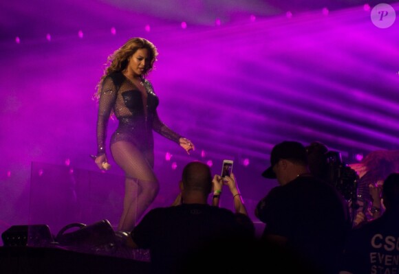 Jay Z et Beyoncé en concert dans le cadre de leur tournée "On The Run" à Pasadena, le 2 août 2014. 