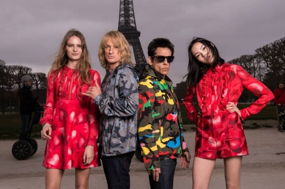 La maison italienne Valentino révèle désormais de magnifiques clichés où les deux stars de Zoolander 2, habillées par la marque - collection printemps-été 2015 -, posent avec les mannequins Xiao Wen Ju et Tilda Lindstam devant la Tour Eiffel.