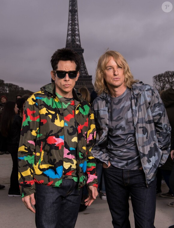 La maison italienne Valentino révèle désormais de magnifiques clichés où les deux stars de Zoolander 2, habillées par la marque - collection printemps-été 2015 - devant la Tour Eiffel.