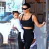 Kim Kardashian à la sortie d'un cours de danse avec sa fille North et son neveu Mason à Los Angeles, le 26 mars 2015