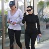 Kim Kardashian se rend à son cours de gym avec une amie à Sherman Oaks, le 26 mars 2015