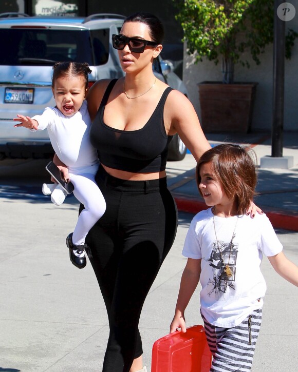Kim Kardashian et sa fille North West - Kim Kardashian et sa soeur Kourtney Kardashian avec leurs enfants se rendent au cours de danse de leurs filles à Tarzana, le 25 mars 2015.