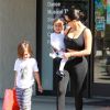 Kim Kardashian et sa fille North West - Kim Kardashian et sa soeur Kourtney Kardashian avec leurs enfants se rendent au cours de danse de leurs filles à Tarzana, le 25 mars 2015.