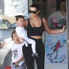 Kim Kardashian et sa soeur Kourtney Kardashian avec leurs enfants se rendent au cours de danse de leurs filles à Tarzana, le 25 mars 2015.