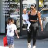 Kim Kardashian et sa soeur Kourtney Kardashian avec leurs enfants se rendent au cours de danse de leurs filles à Tarzana, le 25 mars 2015.