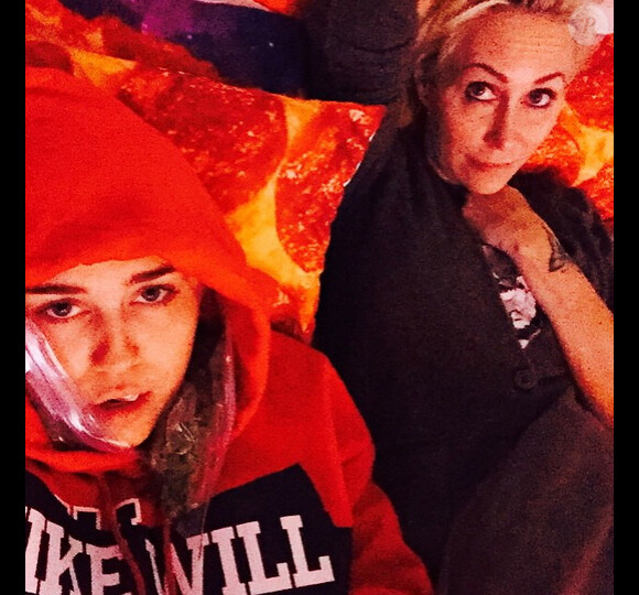 Miley Cyrus avec sa mère Tish après son opération des dents de sagesse, sur Instagram le 25 mars 2015