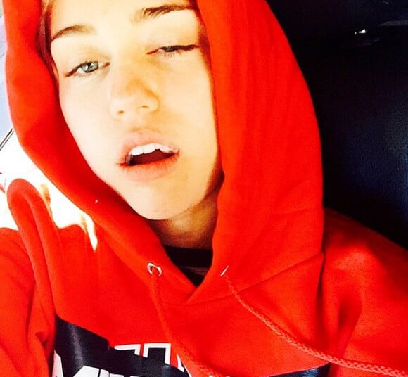 Miley Cyrus souffre après son opération des dents de sagesse, sur Instagram le 25 mars 2015
