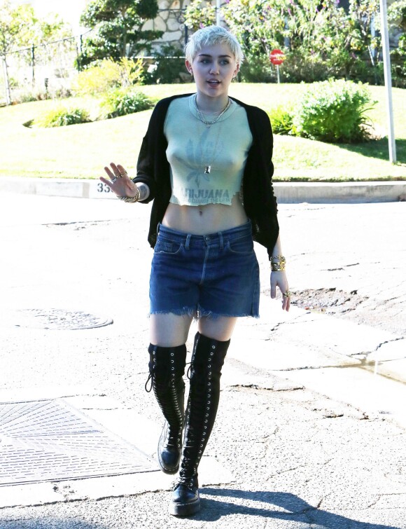 Semi-Exclusif - Miley Cyrus, sans soutien-gorge, porte un T-Shirt avec l'inscription "Marijuana, It's Time To Change The Law" alors qu'elle se promène à Hollywood, le 14 janvier 2015. 