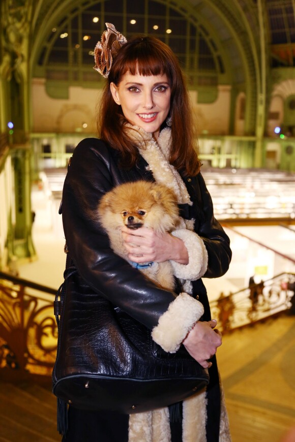 Frédérique Bel et son chien Joca lors de la soirée Diamond Night by Divinescence Vendôme lors du Paris Art Fair au Grand Palais à Paris, le 26 mars 2015