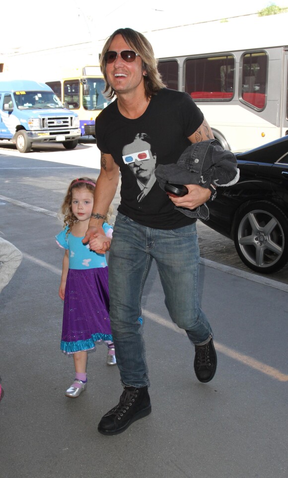 Keith Urban arrive avec ses filles Sunday Rose et Faith à l'aéroport de LAX à Los Angeles, le 13 mars 2015 